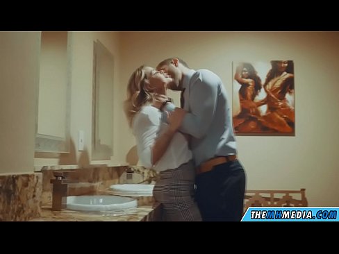 ❤️ 当一个胸大无脑的金发女郎在公共厕所里勾引你时 Russian porn﹏﹏